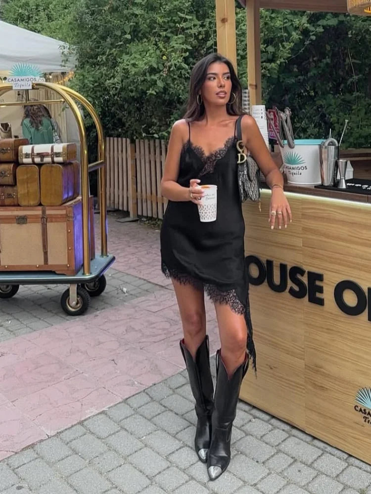 Vestido Night Glam em Cetim com Detalhes de Renda