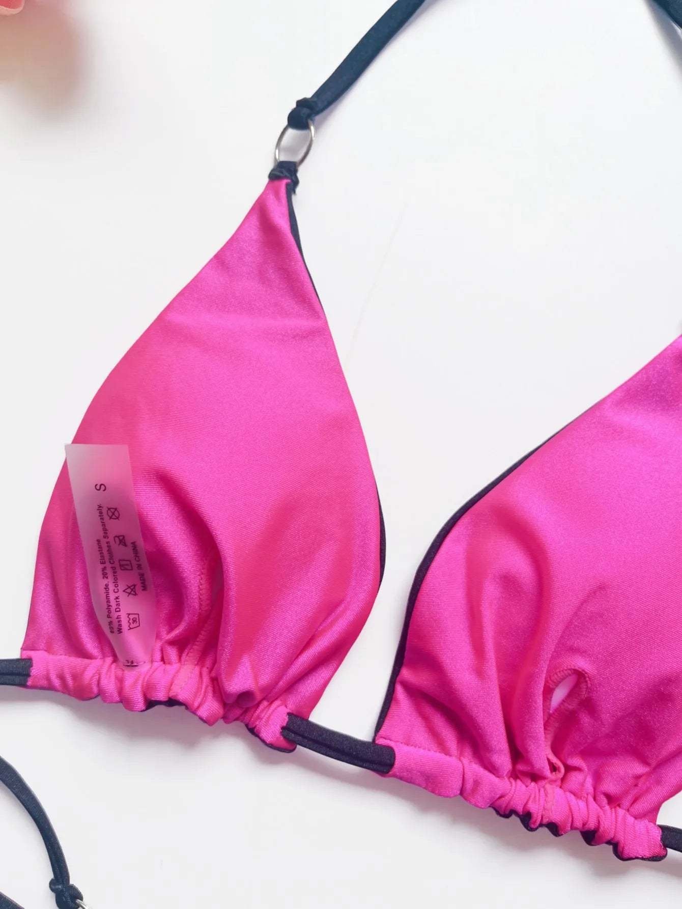 Biquíni perfeito para o teu bronze de verão. Modelo cortininha totalmente ajustável ao corpo, com tecido macio e de secagem rápida.