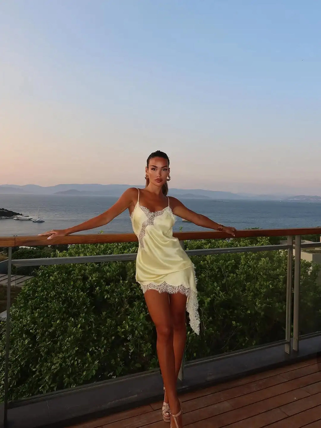 Vestido Night Glam em Cetim com Detalhes de Renda