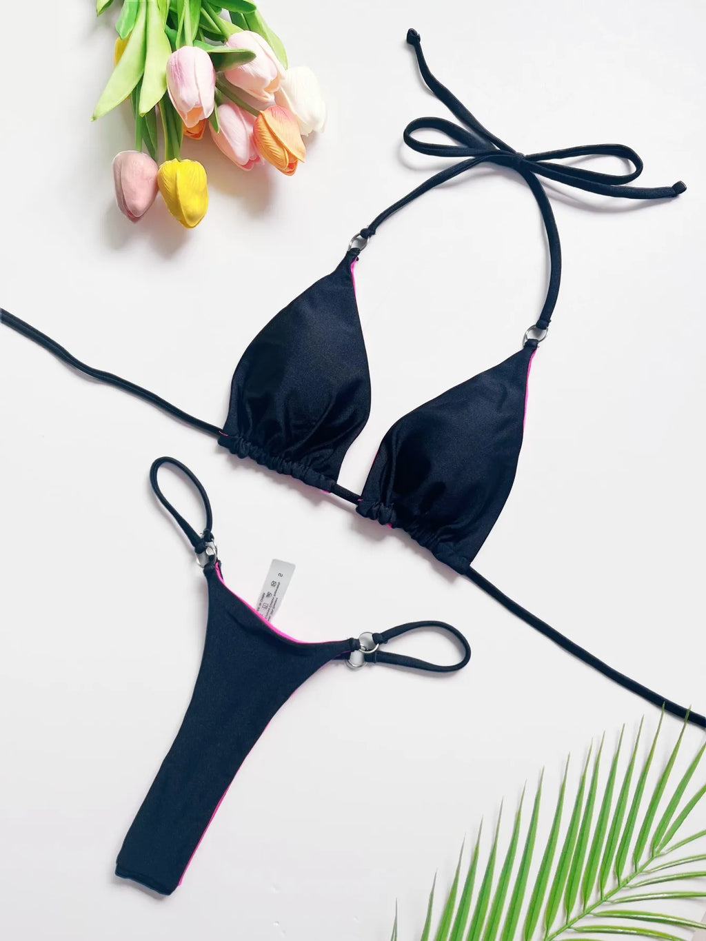 Biquíni perfeito para o teu bronze de verão. Modelo cortininha totalmente ajustável ao corpo, com tecido macio e de secagem rápida.