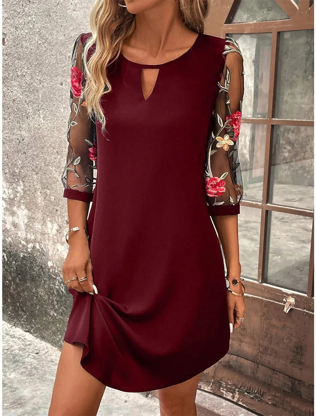 Vestido Casual Nidóre com Detalhes Florais