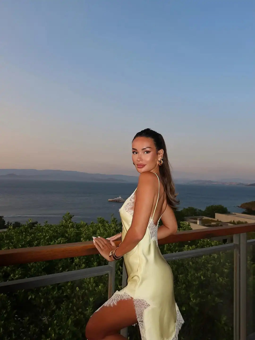 Vestido Night Glam em Cetim com Detalhes de Renda