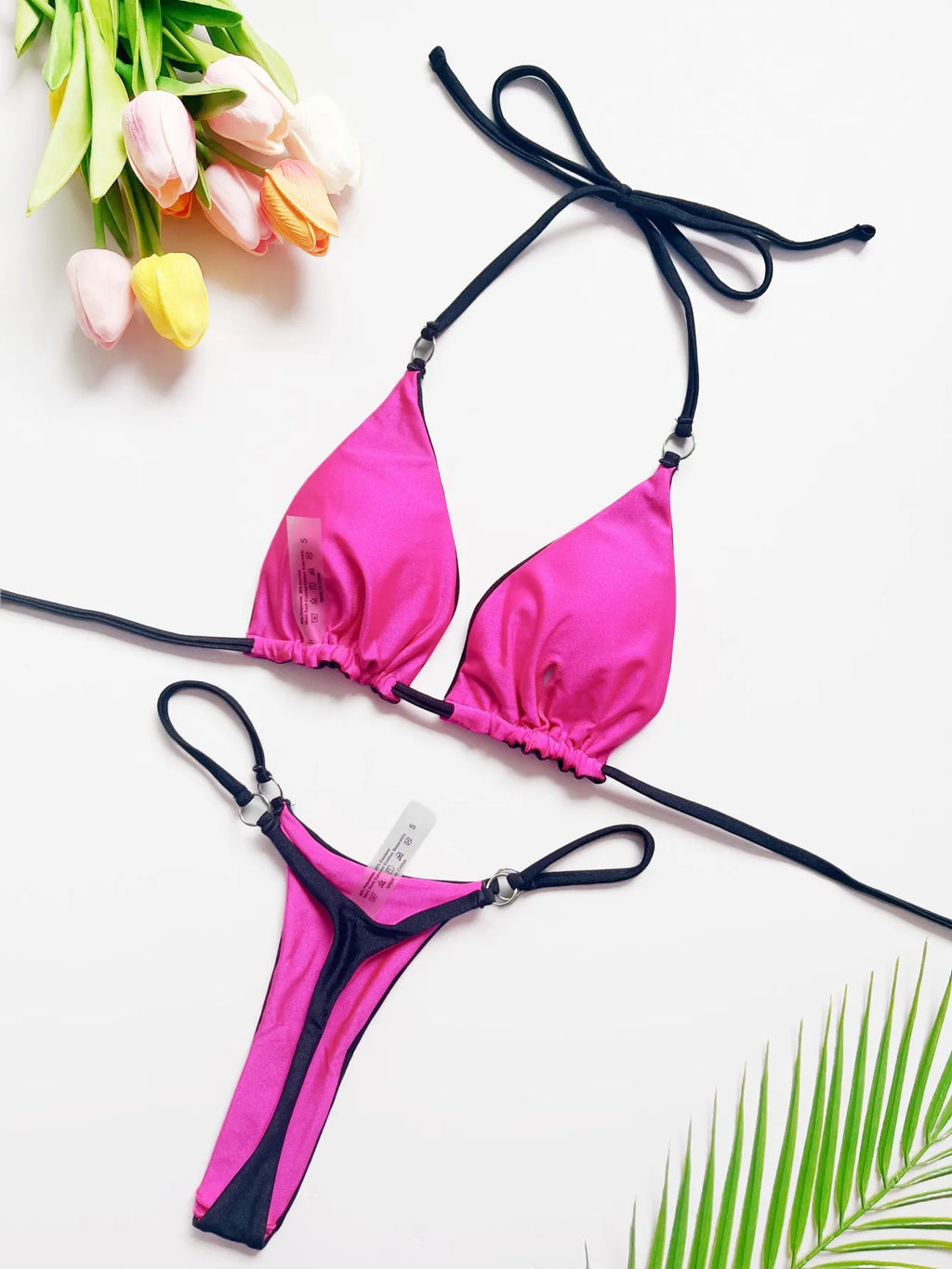 Biquíni perfeito para o teu bronze de verão. Modelo cortininha totalmente ajustável ao corpo, com tecido macio e de secagem rápida.