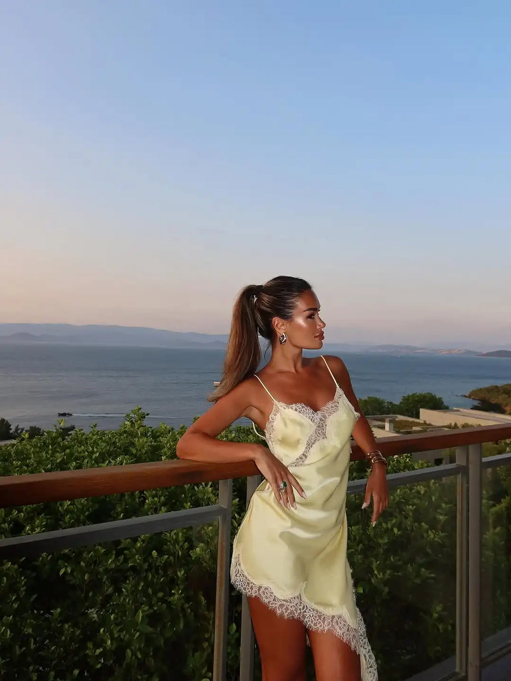 Vestido Night Glam em Cetim com Detalhes de Renda