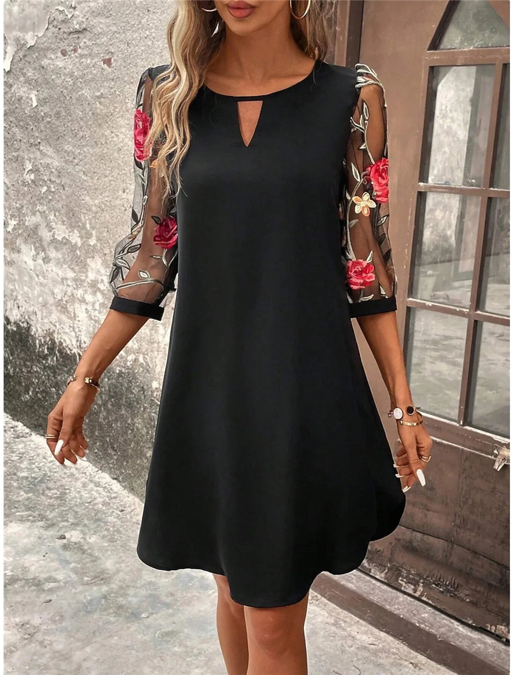 Vestido Casual Nidóre com Detalhes Florais