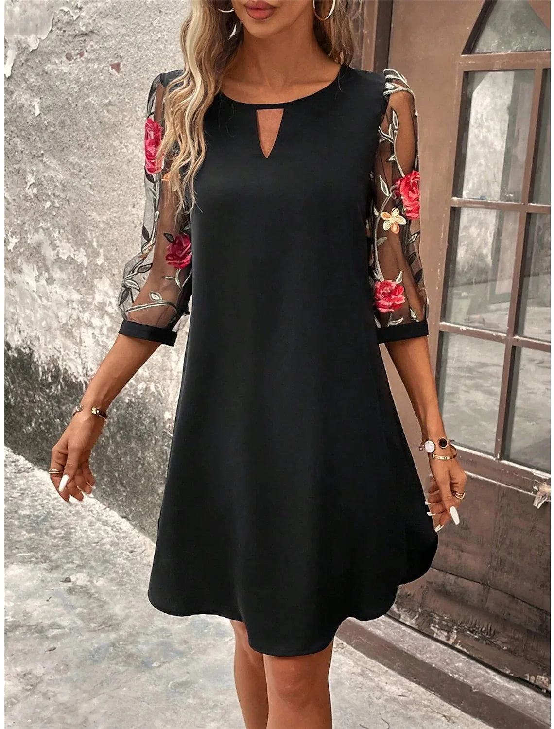 Vestido Casual Nidóre com Detalhes Florais