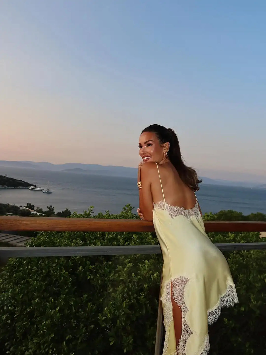 Vestido Night Glam em Cetim com Detalhes de Renda