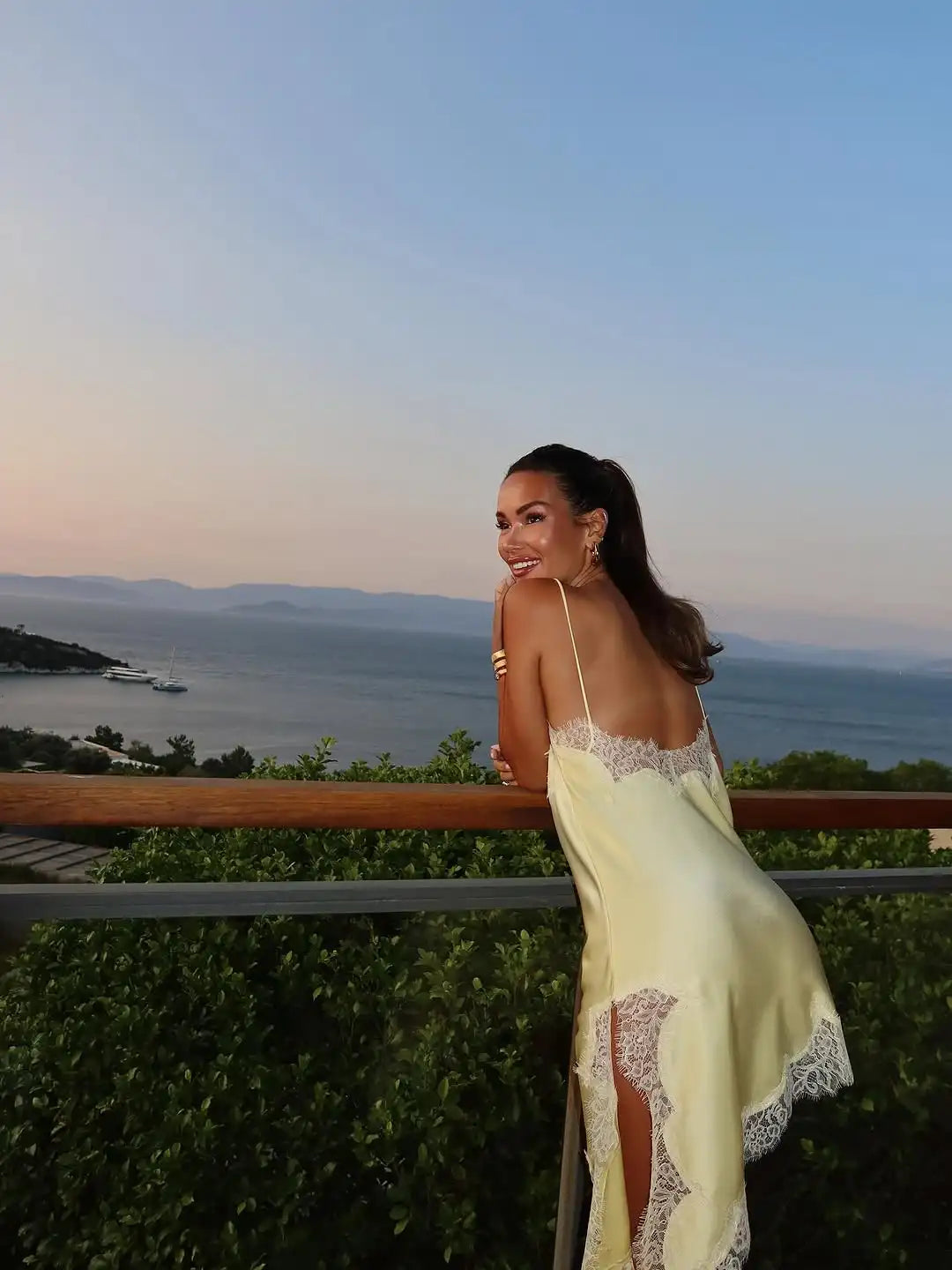 Vestido Night Glam em Cetim com Detalhes de Renda