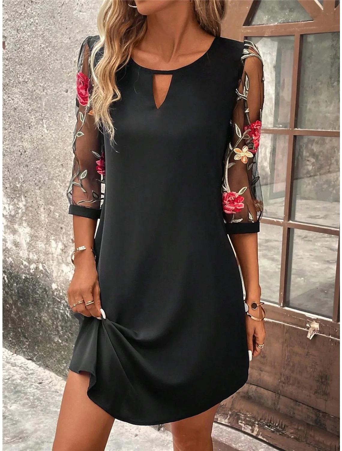 Vestido Casual Nidóre com Detalhes Florais