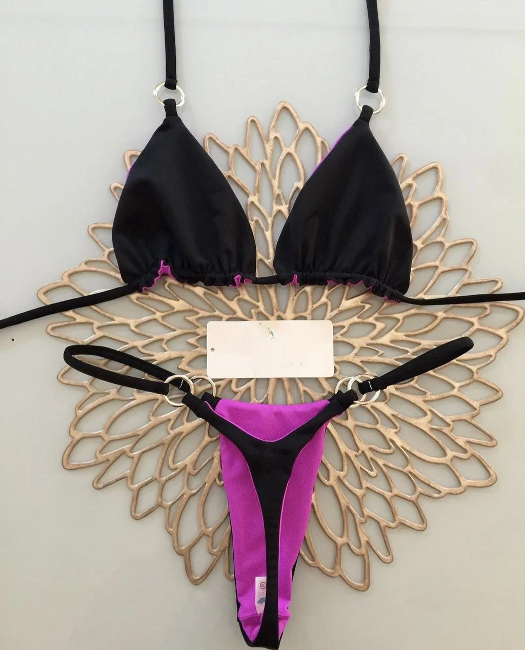 Biquíni perfeito para o teu bronze de verão. Modelo cortininha totalmente ajustável ao corpo, com tecido macio e de secagem rápida.