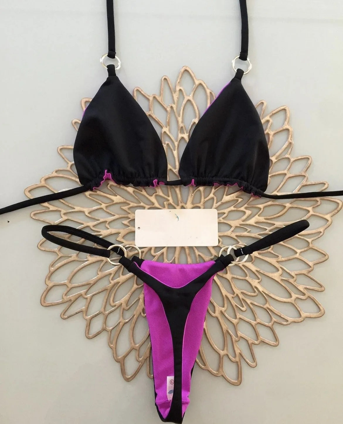 Biquíni perfeito para o teu bronze de verão. Modelo cortininha totalmente ajustável ao corpo, com tecido macio e de secagem rápida.