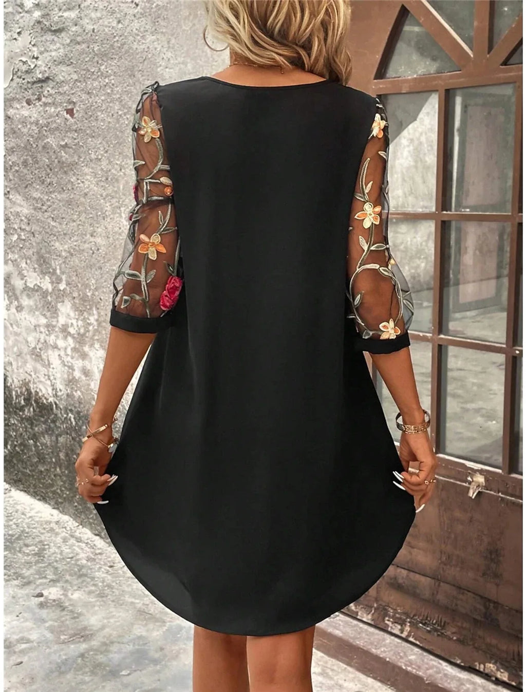 Vestido Casual Nidóre com Detalhes Florais