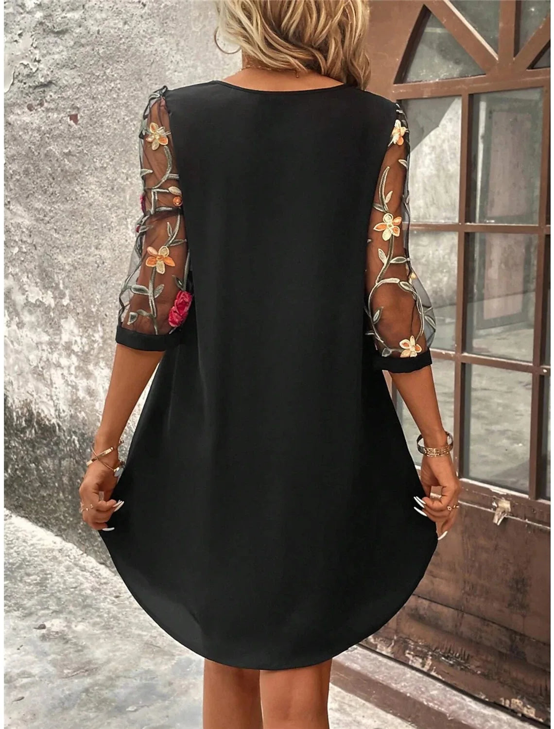 Vestido Casual Nidóre com Detalhes Florais