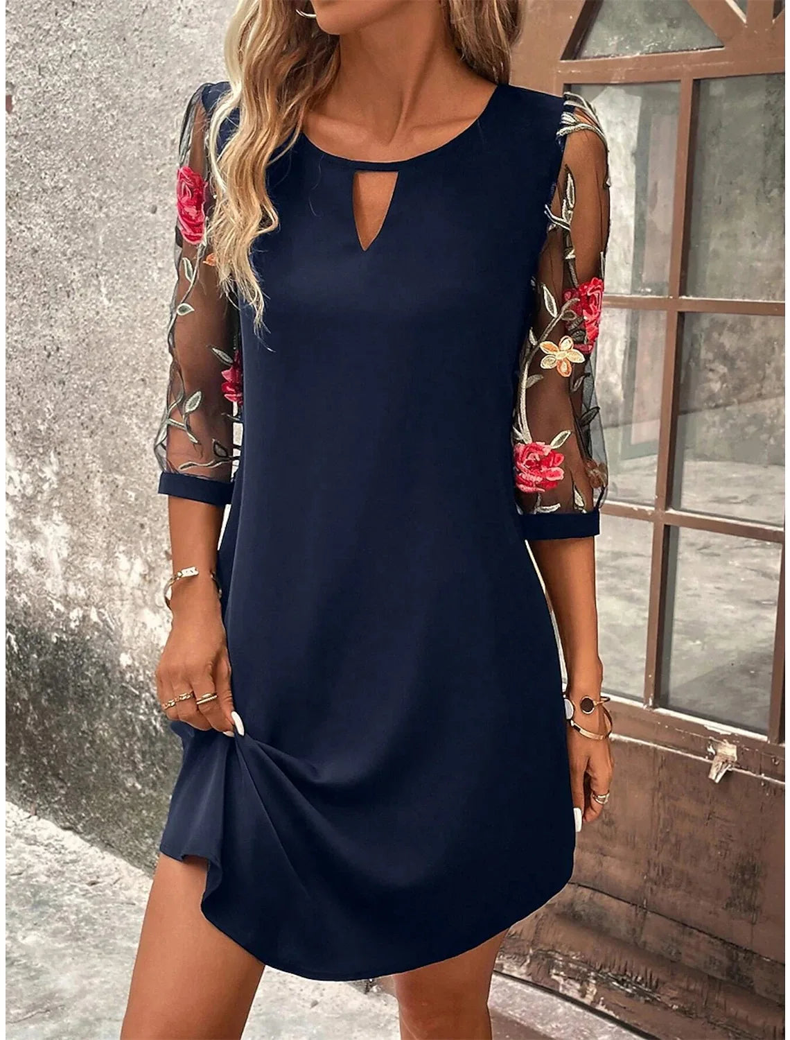 Vestido Casual Nidóre com Detalhes Florais