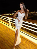 Vestido Elegante em Renda com Fenda Lateral